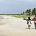 Ragazzine wayuu passeggiano sulla spiaggia di Camarones