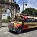 Un pittoresco bus di fronte all'entrata del Monastero di San Francisco