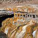 Lo strepitoso ponte naturale di Puente del Inca con rovine di un vecchio hotel