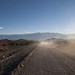 Strada sterrata con polvere di un mezzo appena passato verso Uspallata (all'imbrunire)