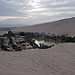 La laguna di Huacachina circondata dalle dune