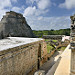 Vista della piramide del adivino e dei vicini edifici