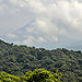 Sopra la volta del bosque de Santa Elena si vede in lontananza parte del vulcano Arenal